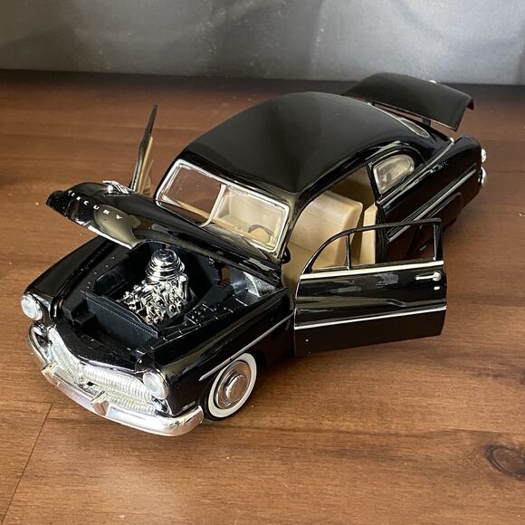 Motormax 1949 Mercury Black Diecast Model Car 1:24 Scale - Picture 6 of 11